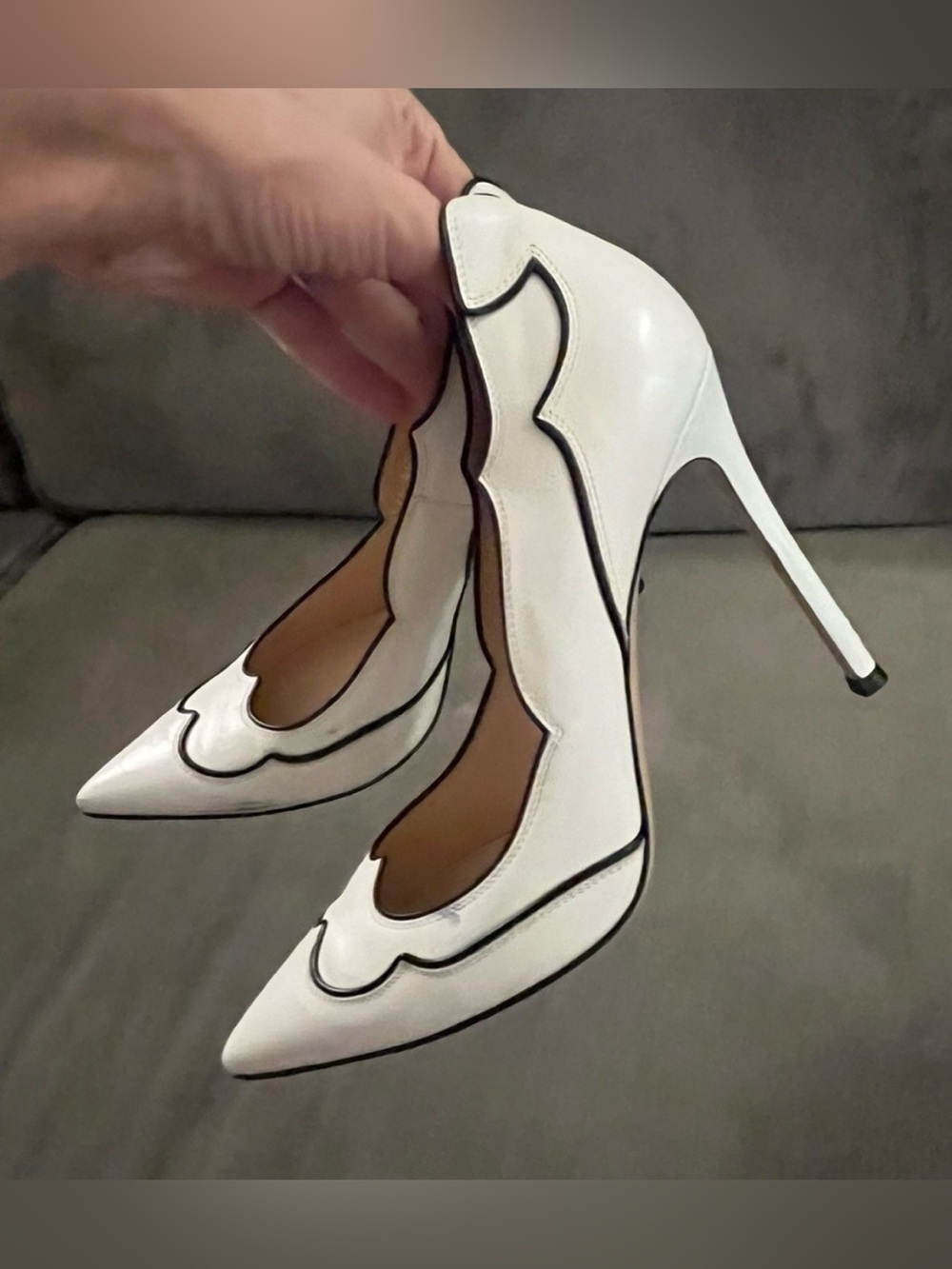GIANVITO ROSSI Lucille White Scalloped Leather Pointed Toe Pumps Heels Size 38 - Picture 10 of 16